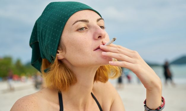 El aumento del número de fumadoras en los años 80 dispara ahora la mortalidad de mujeres por cáncer de pulmón