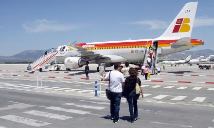 Algunas aerolíneas han dejado de servir alcohol en sus vuelos como medida frente al coronavirus