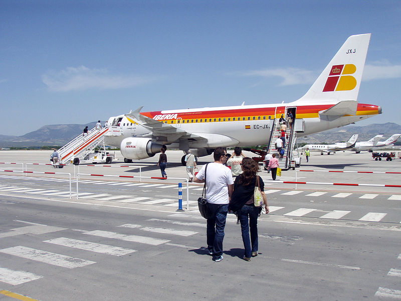 Algunas aerolíneas han dejado de servir alcohol en sus vuelos como medida frente al coronavirus