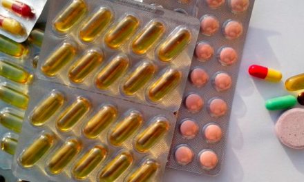 ¿Qué consecuencias tiene el exceso del consumo de fármacos en personas mayores?
