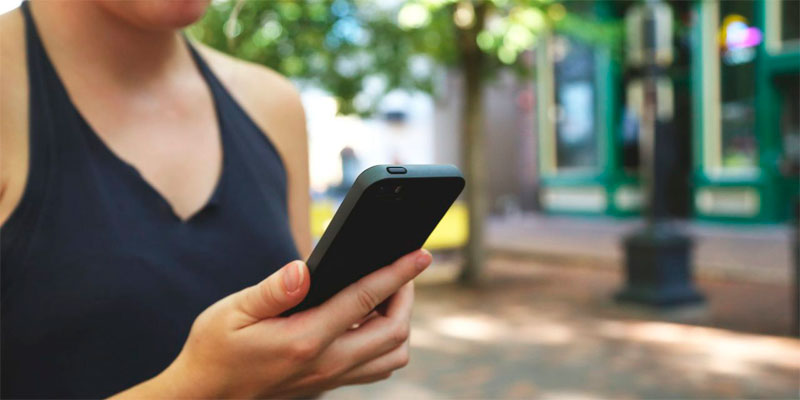 Las mujeres jóvenes tienen más probabilidades de experimentar mayor ansiedad social debido al uso excesivo del móvil