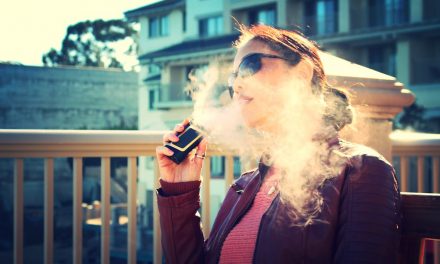 Un estudio evidencia que los adolescentes son más propensos a vapear si sus padres fuman