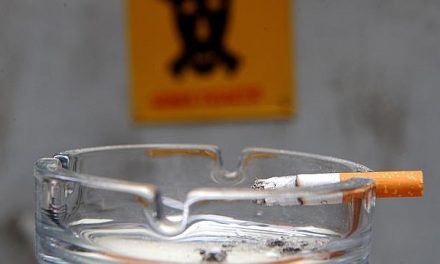 Los adolescentes marginados en clase son más propensos a convertirse en fumadores