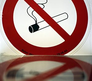 Gales prohíbe el consumo de cigarrillos en los lugares públicos