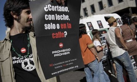Presentan medio millón de firmas en contra de la nueva ley antitabaco
