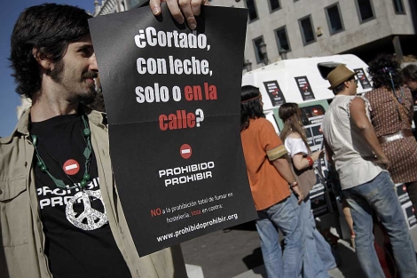 Presentan medio millón de firmas en contra de la nueva ley antitabaco