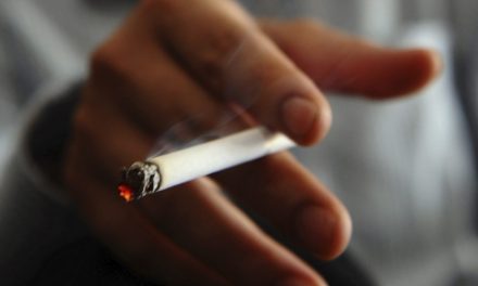 El tabaco empeora la resaca