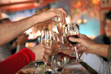 ¿Puedo beber alcohol si estoy medicándome?