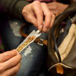 El joven consumidor habitual de drogas es varón, estudia y vive con sus padres