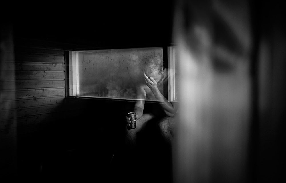 El fotógrafo Javier Corso expone en Barcelona “Fishshot”, un retrato del alcoholismo en la Finlandia contemporánea