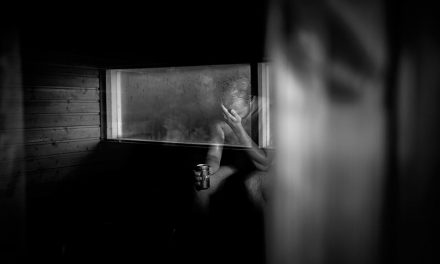El fotógrafo Javier Corso expone en Barcelona “Fishshot”, un retrato del alcoholismo en la Finlandia contemporánea