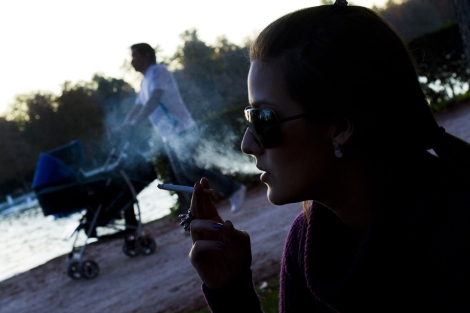 El tabaco iguala el riesgo de ictus en hombres y en mujeres
