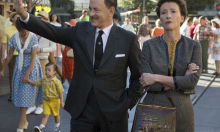 Walt Disney deja de fumar en el cine