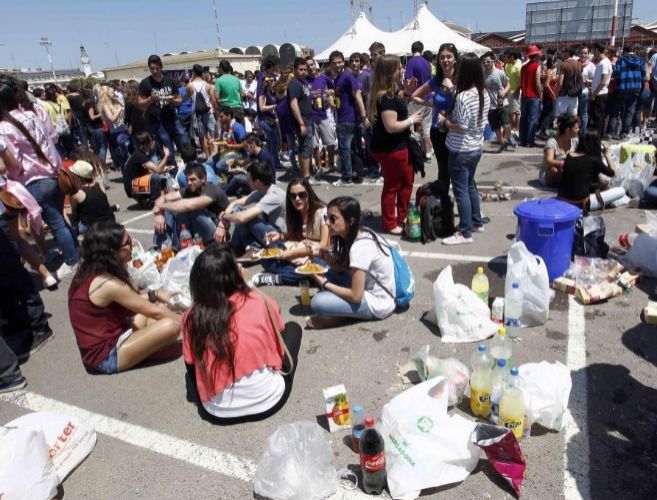 Los jóvenes beben más alcohol adulterado con la crisis