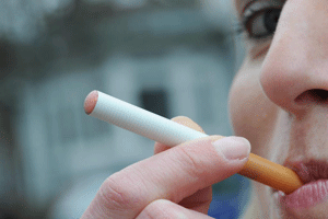 Polémica en torno a la primera ley del cigarrillo electrónico