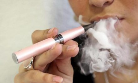 Jóvenes y fumadores en activo, perfil del europeo que ‘vapea’