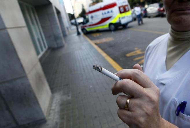 Los médicos aún fuman, pero menos