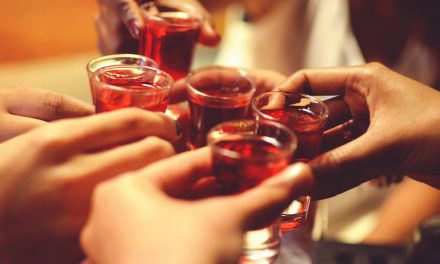 ¿Por qué me apetece fumar siempre que bebo alcohol?