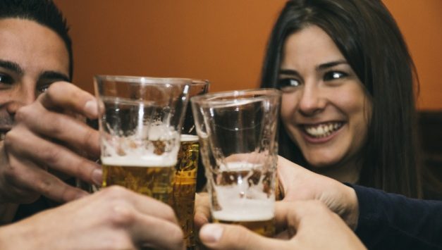 El consumo leve de alcohol no protege de nada, y menos reduce el riesgo de diabetes y obesidad