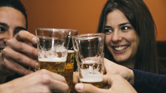 El consumo leve de alcohol no protege de nada, y menos reduce el riesgo de diabetes y obesidad