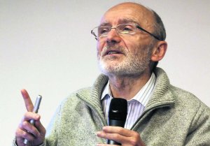 Entrevista: Javier Ayesta: «El cigarro electrónico es menos tóxico, pero no inocuo»