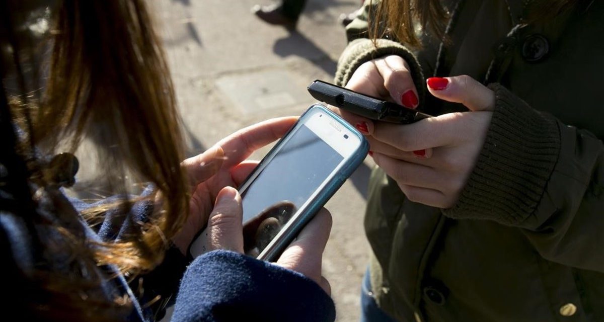 El móvil hace a los jóvenes más infelices