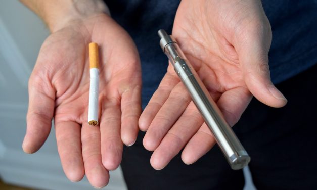 Un estudio revela que la mayoría de usarios de e-cigarrillos ‘vapea’ en espacios libres de humo
