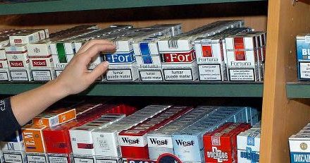 La venta de tabaco cae 2,4 millones de euros desde el veto de 2010 a fumar en bares