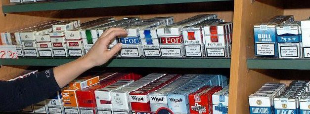 La venta de tabaco cae 2,4 millones de euros desde el veto de 2010 a fumar en bares