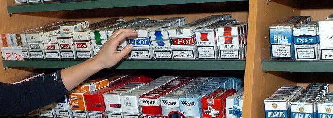 La venta de tabaco cae 2,4 millones de euros desde el veto de 2010 a fumar en bares