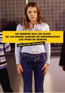 Chica de pie con el rótulo: NO SIEMPRE SON LOS HIJOS DE LOS DEMÁS QUIENES SE EMBORRACHAN LOS FINES DE SEMANA. Habla con tus hijos