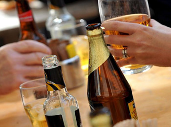 Consumir alcohol en exceso incluye el consumo de alcohol en atracón