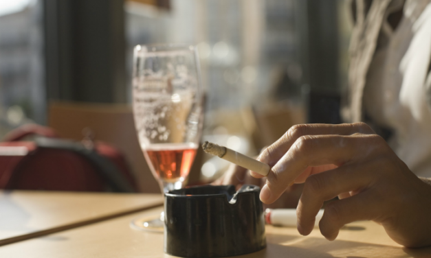 ¿Por qué el alcohol aumenta las ganas de fumar?