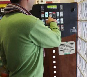 Europa planea esconder las marcas de tabaco y prohibir su venta en máquinas