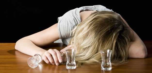 Una investigación examina las relaciones entre la intoxicación por alcohol, las lagunas relacionadas con el alcohol, el abuso sexual infantil y la violencia sexual entre estudiantes universitarios