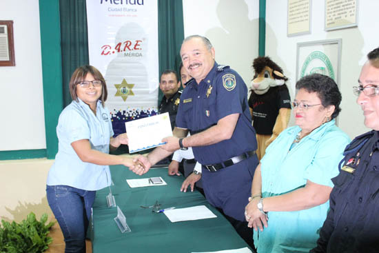 México: Programa D.A.R.E. de la Policía Municipal se extiende a maestros