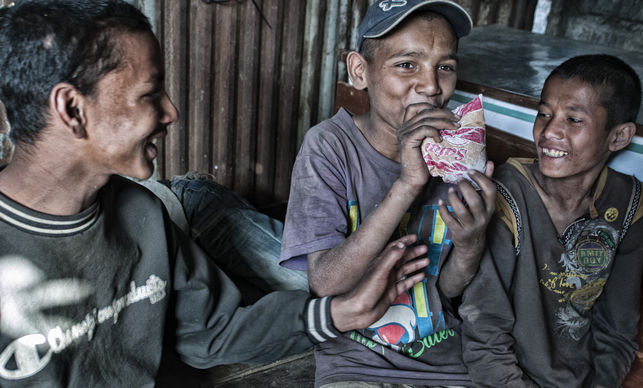  Los chavales de las calles de Pokhara compran botes de pegamento por unos dos euros y lo esnifan en solares abandonados./ FOTO: Zigor Aldama