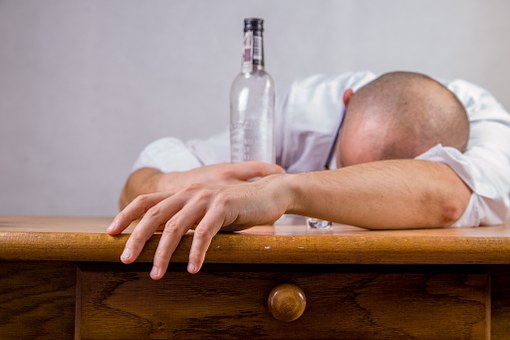 Una investigación demuestra que el efecto adictivo del alcohol se modifica cuando hay dolor