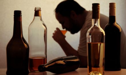 El trastorno por consumo de alcohol es más frecuente entre las personas con el VIH que en la población general