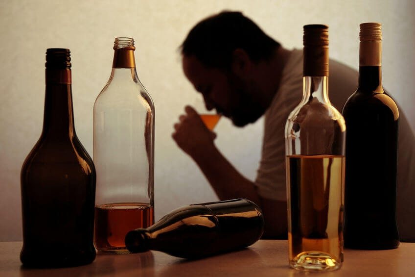 El trastorno por consumo de alcohol es más frecuente entre las personas con el VIH que en la población general