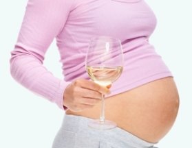 ¿Existe una dosis permitida de alcohol para las mujeres embarazadas?
