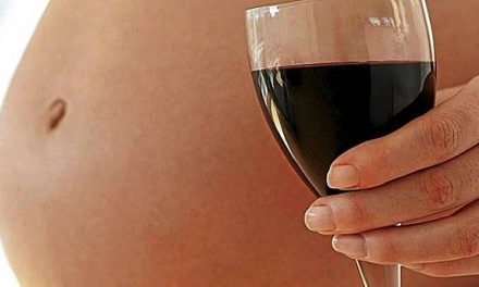 Las madres solteras son más propensas a beber y fumar durante y después del embarazo