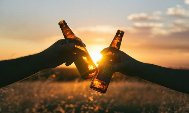 Calviño, ante la prohibición de anuncios de alcohol, defiende un equilibrio entre apoyar al sector y proteger la salud