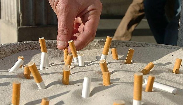 Organizaciones piden al Gobierno establecer una distancia social de 10 metros para fumar o vapear