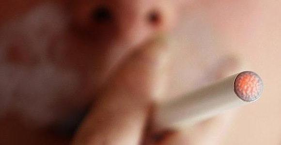 El Gobierno vasco restringirá el uso del cigarrillo electrónico en centros sanitarios, docentes y transportes