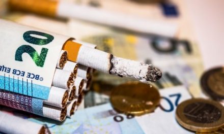 Seguir fumando después del diagnóstico incrementa sustancialmente el coste del tratamiento del cáncer, según estudio