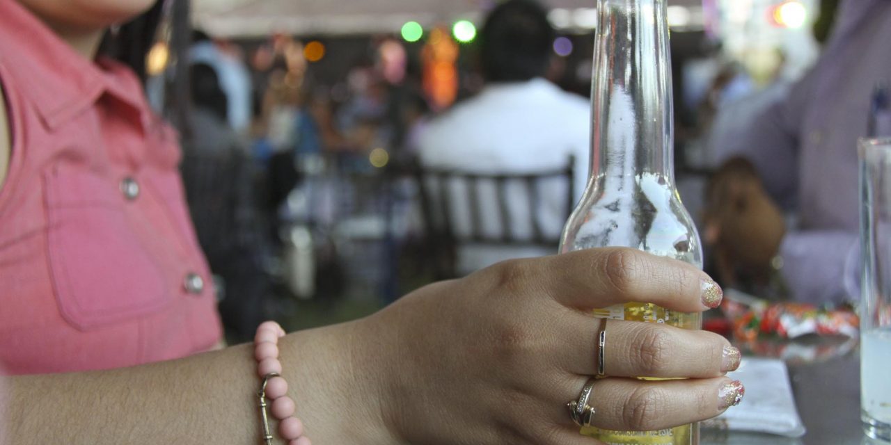 Los estrógenos, ¿culpables del consumo de alcohol en las mujeres?