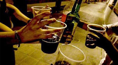 Los adolescentes prueban ya el alcohol antes que el tabaco en España