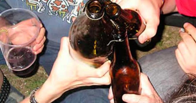 Hasta menores de 14 años acuden a sesiones de Alcohólicos Anónimos