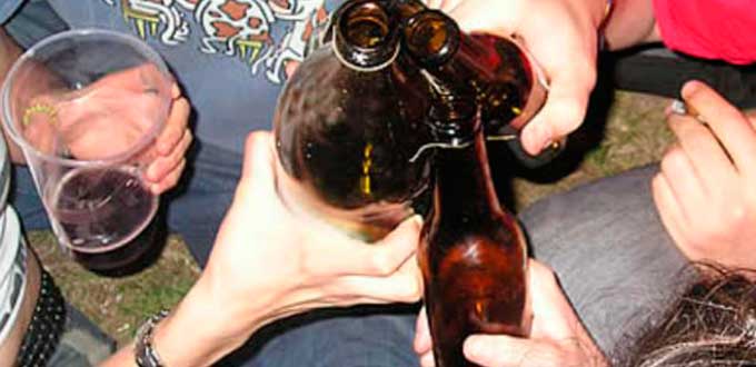 Hasta menores de 14 años acuden a sesiones de Alcohólicos Anónimos